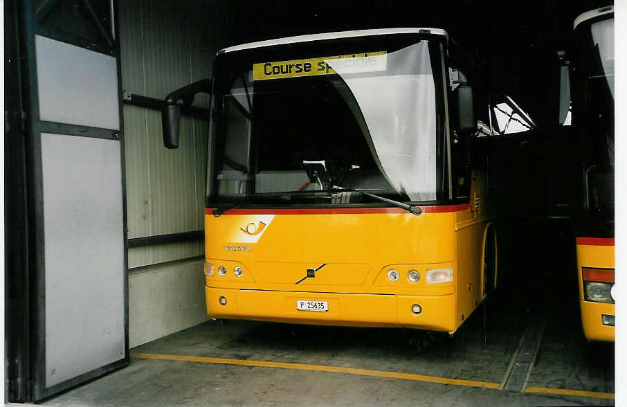 (054'411) - PTT-Regie - P 25'635 - Volvo am 13. Juli 2002 in Yverdon, Garage