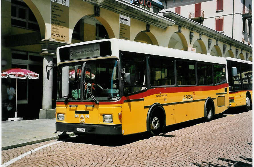 (054'614) - PTT-Regie - P 23'014 - MAN/Lauber am 22. Juli 2002 beim Bahnhof Bellinzona