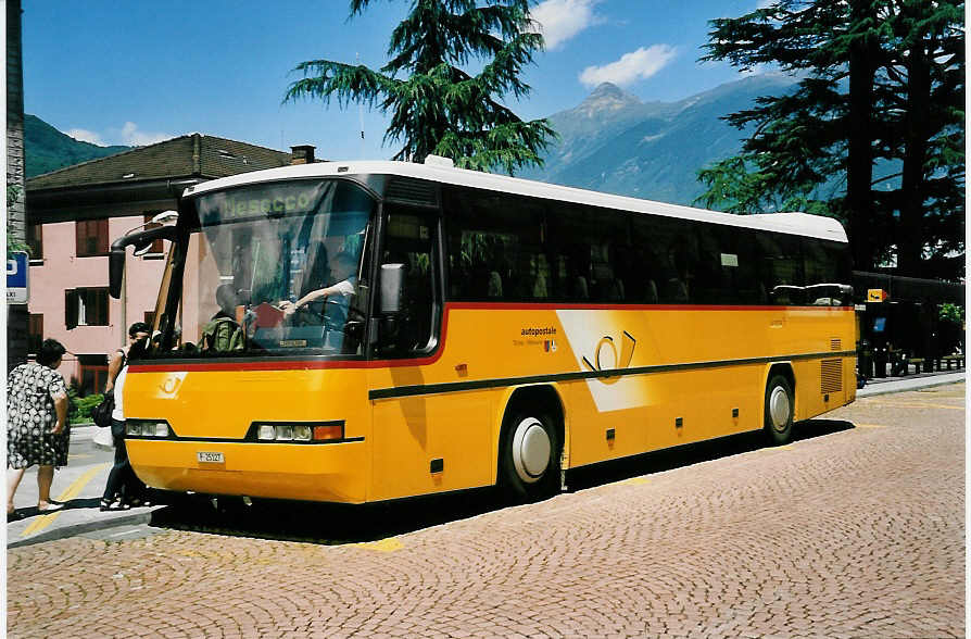 (054'616) - PTT-Regie - P 25'127 - Neoplan am 22. Juli 2002 beim Bahnhof Bellinzona