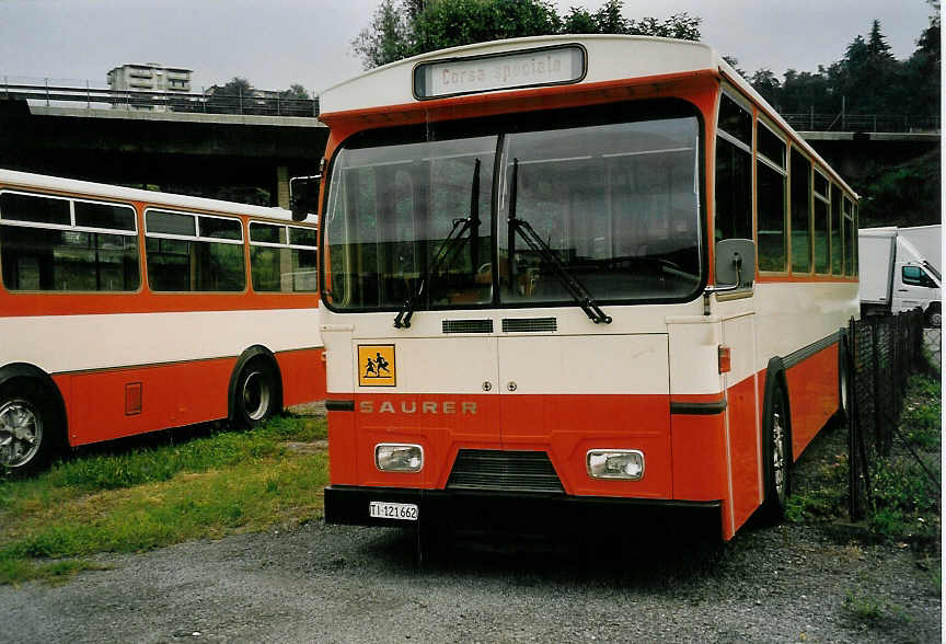 (054'733) - AMSA Chiasso - Nr. 12/TI 121'662 - Saurer/Hess am 23. Juli 2002 in Balerna, Garage