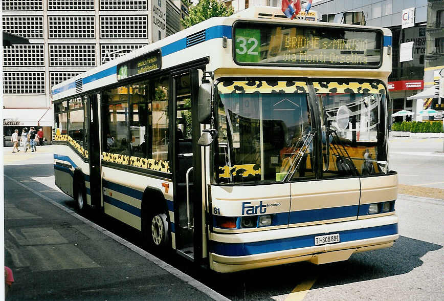 (054'822) - FART Locarno - Nr. 81/TI 308'881 - Neoplan am 23. Juli 2002 beim Bahnhof Locarno