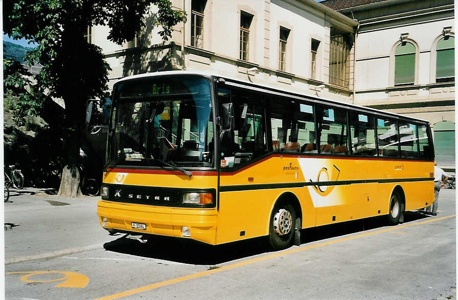 (054'827) - PTT-Regie - P 25'094 - Setra am 23. Juli 2002 beim Bahnhof Brig