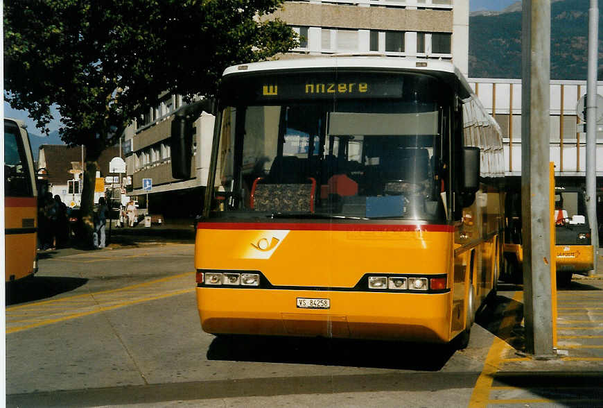 (054'908) - Rey, Ayent - VS 84'258 - Neoplan am 23. Juli 2002 beim Bahnhof Sion