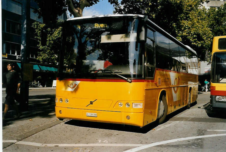 (054'919) - Evquoz, Erde - VS 138'188 - Volvo am 23. Juli 2002 beim Bahnhof Sion