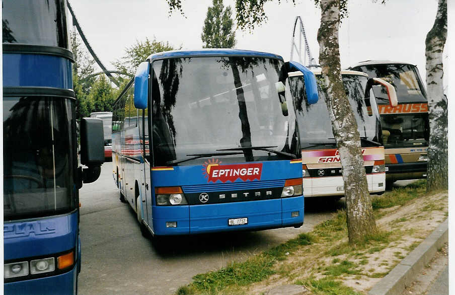 (055'007) - Aus der Schweiz: AGSE Eptingen - BL 7712 - Setra am 25. Juli 2002 in Rust, Europapark