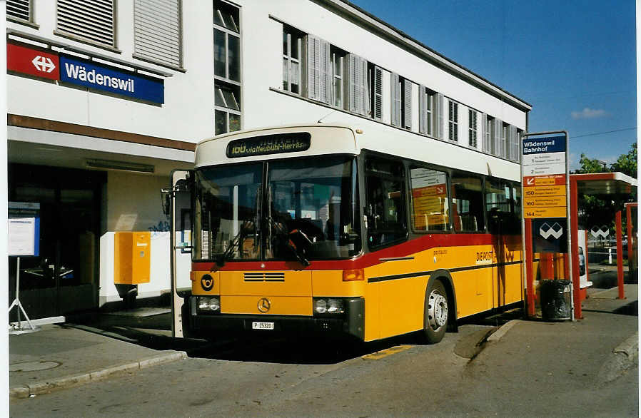 (055'124) - PTT-Regie - P 25'320 - Mercedes/R&J am 27. Juli 2002 beim Bahnhof Wdenswil