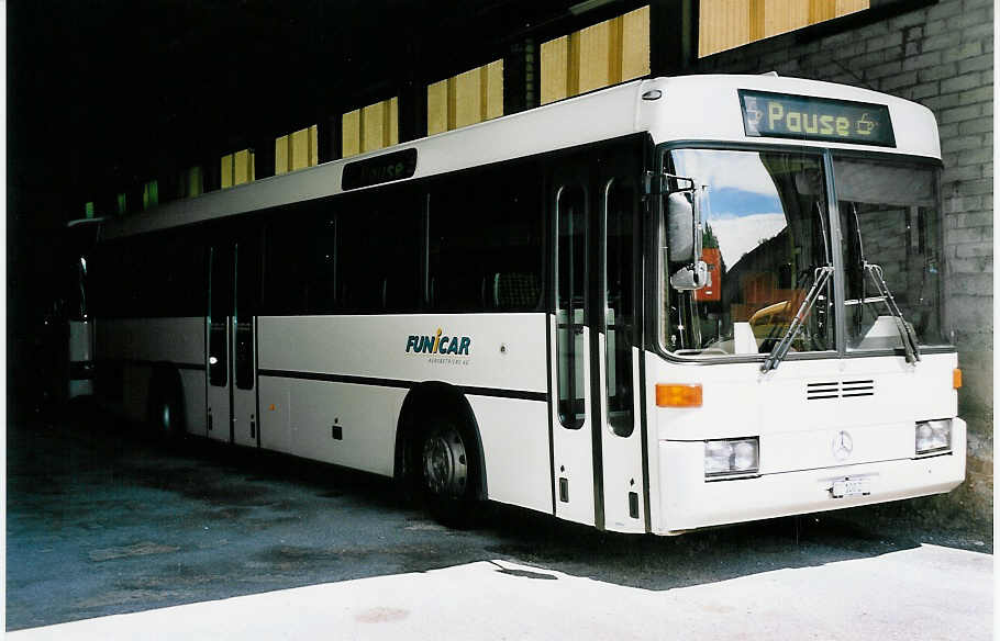 (055'307) - Funi-Car, Biel - Nr. 3/BE 100'203 - Mercedes/R&J (ex P 25'308) am 5. August 2002 in Biel, Garage