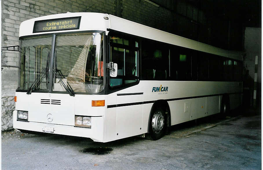 (055'308) - Funi-Car, Biel - Nr. 6/BE 99'306 - Mercedes/R&J (ex P 25'327) am 5. August 2002 in Biel, Garage