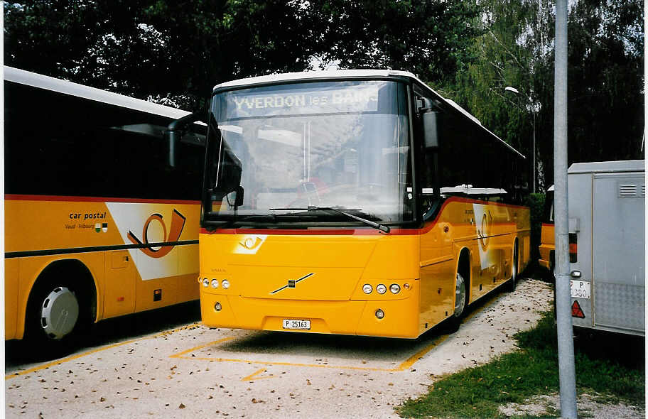 (055'506) - PTT-Regie - P 25'163 - Volvo am 25. August 2002 in Yverdon, Garage