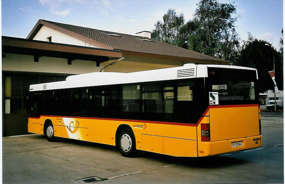 (055'526) - PTT-Regie - P 25'144 - MAN am 25. August 2002 in Yverdon, Garage