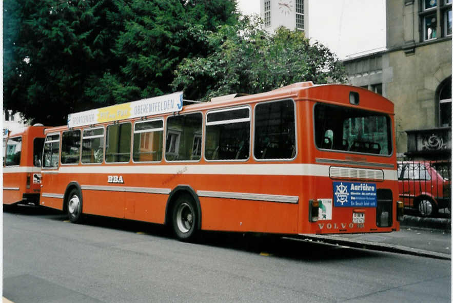 (056'008) - BBA Aarau - Nr. 125/AG 212'425 - Volvo/Hess am 11. September 2002 beim Bahnhof Aarau