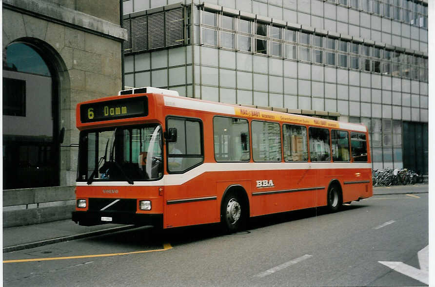 (056'010) - BBA Aarau - Nr. 140/AG 19'940 - Volvo/Hess am 11. September 2002 beim Bahnhof Aarau