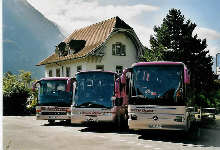 (056'122) - Aus Deutschland: Schrger, Ghrwil - WT-AS 150 - Mercedes am 28. September 2002 beim Bahnhof Interlaken West