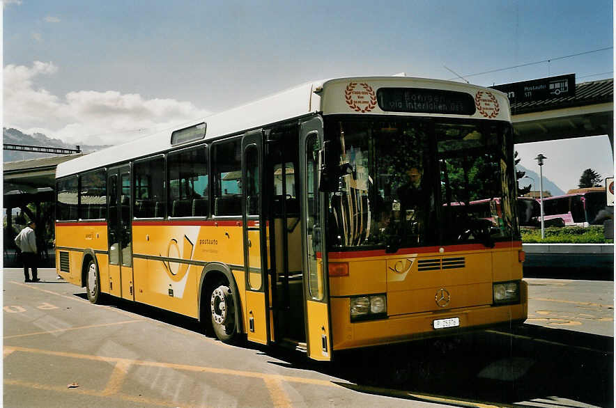 (056'125) - PTT-Regie - P 25'376 - Mercedes/R&J (ex Engeloch, Riggisberg Nr. 2; ex P 25'305) am 28. September 2002 beim Bahnhof Interlaken West