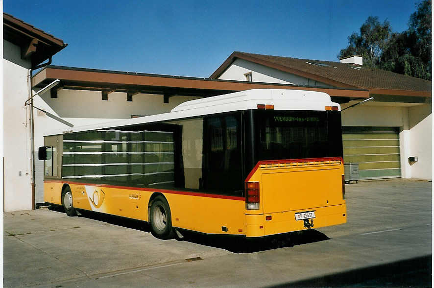 (056'212) - PTT-Regie - P 25'637 - Setra am 29. September 2002 in Yverdon, Garage