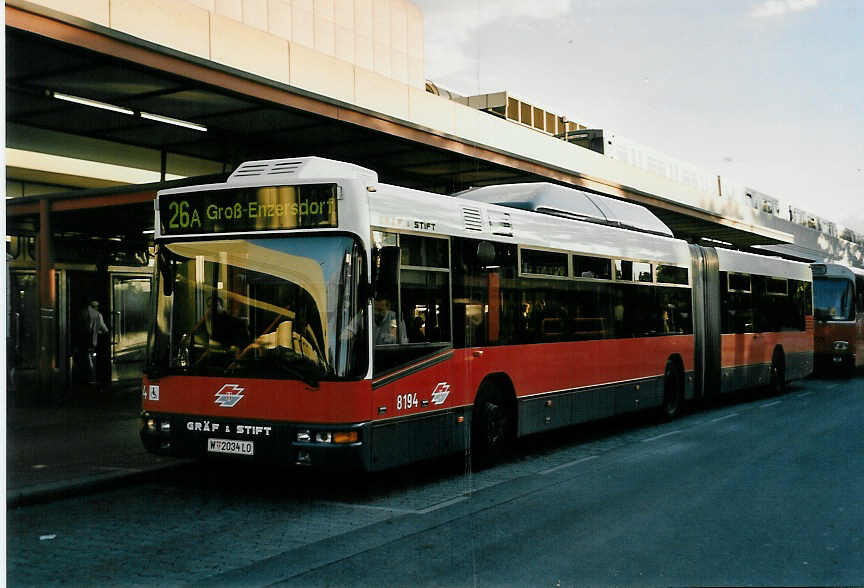 (056'401) - Wiener Linien - Nr. 8194/W 2034 LO - Grf&Stift am 7. Oktober 2002 in Wien, Kagran