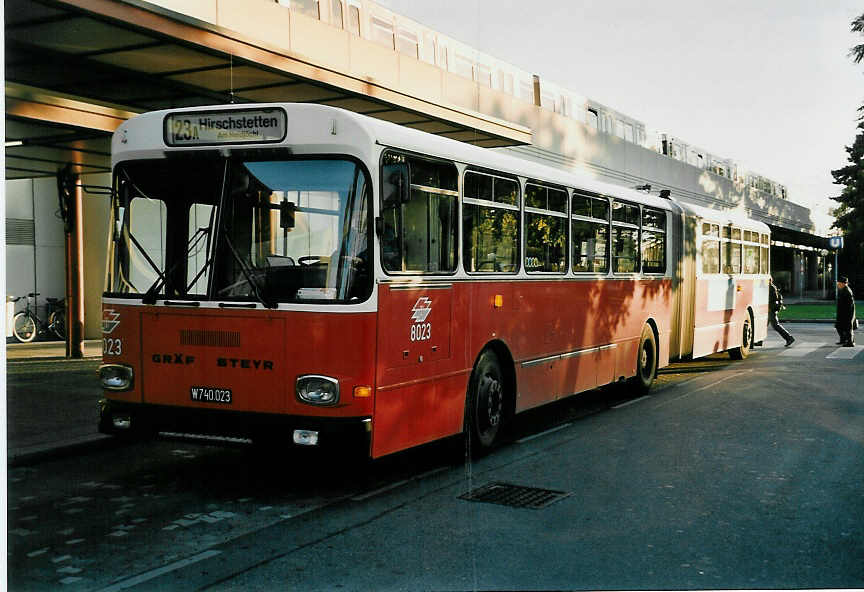 (056'402) - Wiener Linien - Nr. 8023/W 740'023 - Grf/Steyr am 7. Oktober 2002 in Wien, Kagran