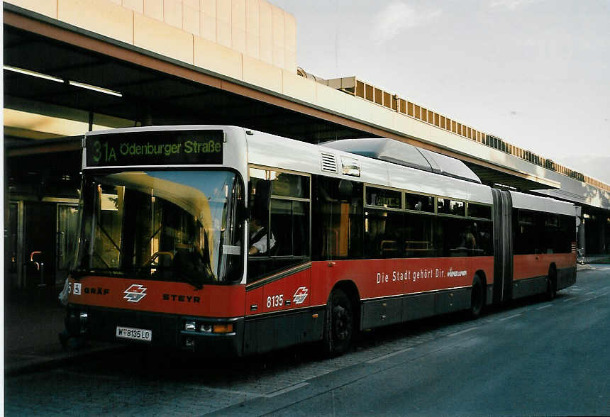 (056'406) - Wiener Linien - Nr. 8135/W 8135 LO - Grf/Steyr am 7. Oktober 2002 in Wien, Kagran