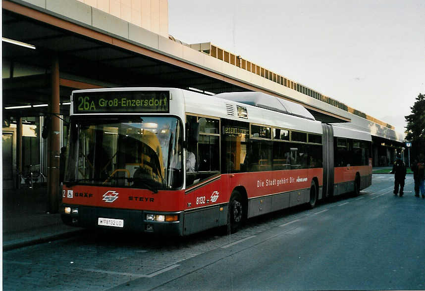 (056'416) - Wiener Linien - Nr. 8132/W 8132 LO - Grf/Steyr am 7. Oktober 2002 in Wien, Kagran