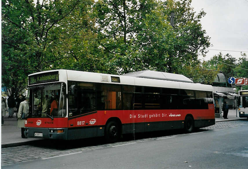 (056'624) - Wiener Linien - Nr. 8817/W 8817 LO - Grf/Steyr am 9. Oktober 2002 in Wien, Heiligenstadt