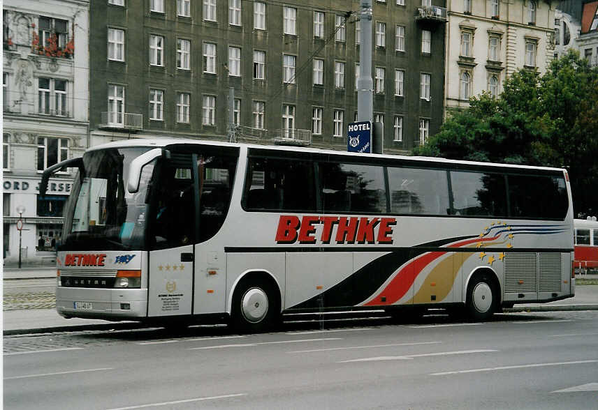 (056'725) - Aus Deutschland: Bethke, Hungen - GI-WB 67 - Setra am 9. Oktober 2002 in Wien, Schwedenplatz