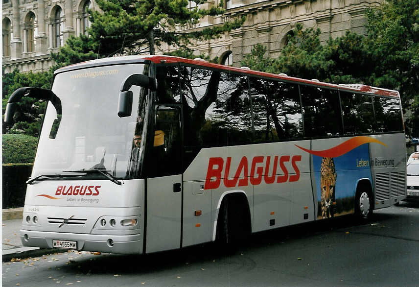 (056'730) - Blaguss, Wien - W 4555 MW - Volvo am 9. Oktober 2002 in Wien, Burgring