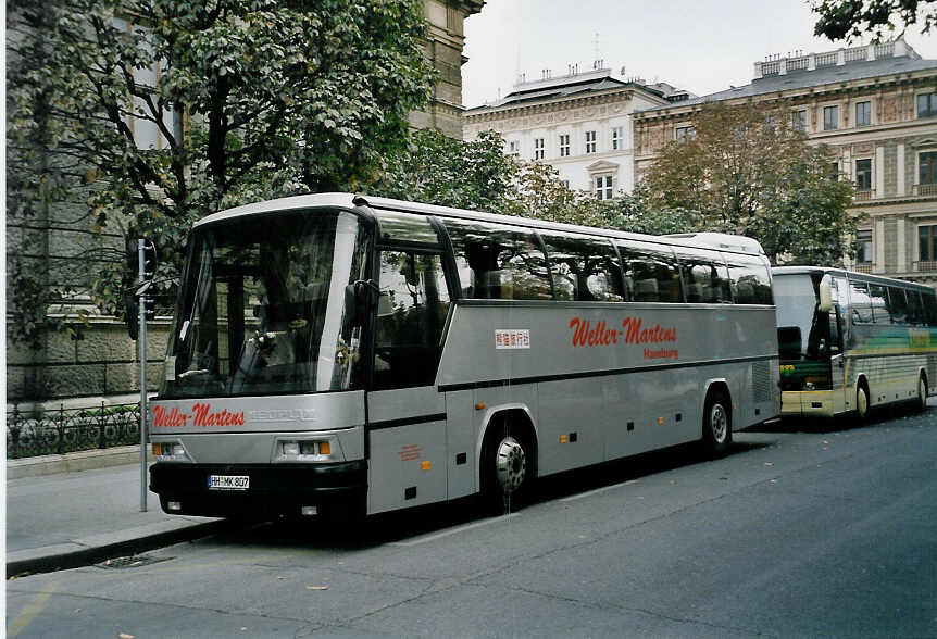 (056'732) - Aus Deutschland: Weller-Martens, Hamburg - HH-MK 807 - Neoplan am 9. Oktober 2002 in Wien, Burgring