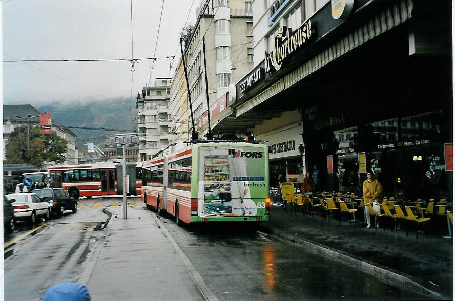 (057'010) - VB Biel - Nr. 83 - NAW/Hess Gelenktrolleybus am 14. Oktober 2002 beim Bahnhof Biel