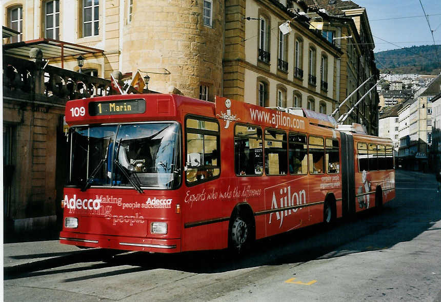 (057'020) - TN Neuchtel - Nr. 109 - NAW/Hess Gelenktrolleybus am 20. Oktober 2002 in Neuchtel, Place Pury