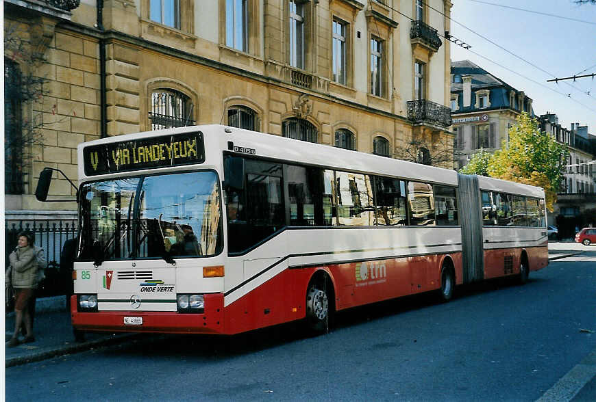 (057'026) - VR La Chaux-de-Fonds - Nr. 85/NE 43'885 - Mercedes am 20. Oktober 2002 in Neuchtel, Place Pury