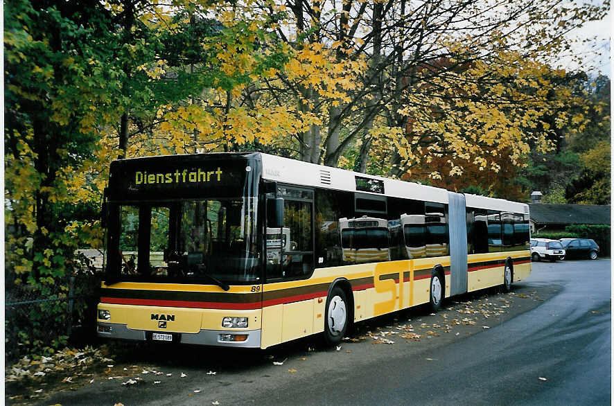 (057'108) - STI Thun - Nr. 89/BE 572'089 - MAN am 25. Oktober 2002 bei der Schifflndte Thun