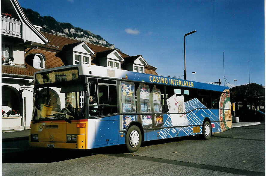 (057'126) - PTT-Regie - P 25'593 - Mercedes am 28. Oktober 2002 beim Bahnhof Interlaken Ost