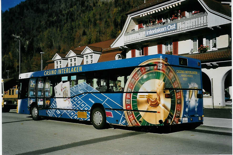 (057'127) - PTT-Regie - P 25'593 - Mercedes am 28. Oktober 2002 beim Bahnhof Interlaken Ost