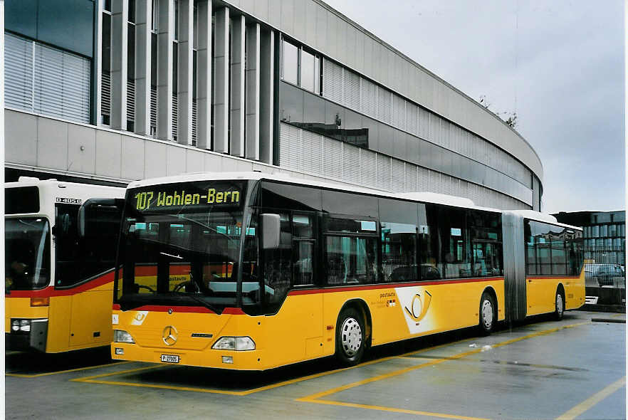 (057'136) - PTT-Regie - P 27'005 - Mercedes am 3. November 2002 in Bern, Postautostation