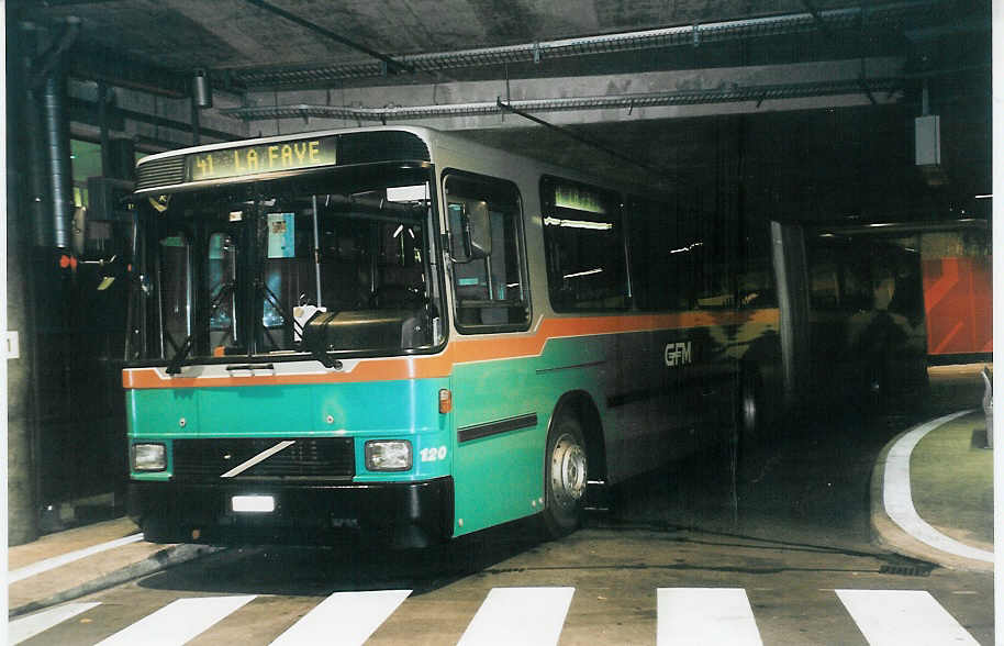 (057'203) - TPF Fribourg - Nr. 120/FR 300'206 - Volvo/Hess (ex GFM Fribourg Nr. 120) am 3. November 2002 in Fribourg, Busbahnhof