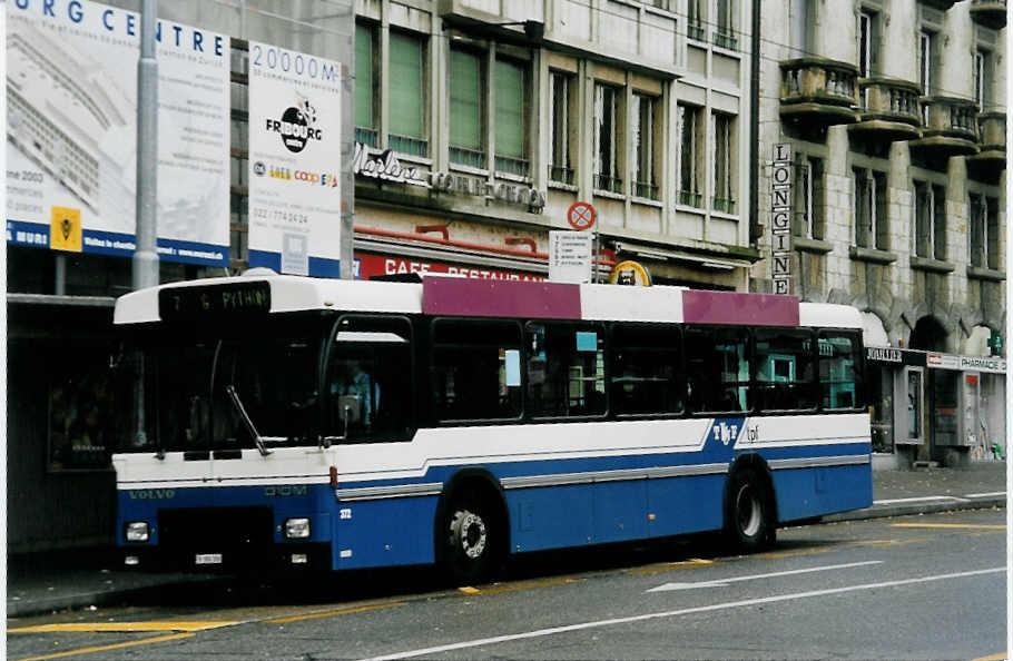 (057'225) - TPF Fribourg - Nr. 372/FR 300'380 - Volvo/Hess (ex TF Fribourg Nr. 72) am 3. November 2002 beim Bahnhof Fribourg