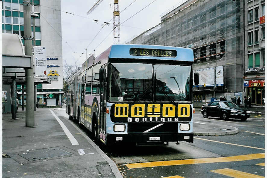 (057'231) - TPF Fribourg - Nr. 509/FR 300'414 - Volvo/Hess Gelenkduobus (ex TF Fribourg Nr. 109) am 3. November 2002 beim Bahnhof Fribourg