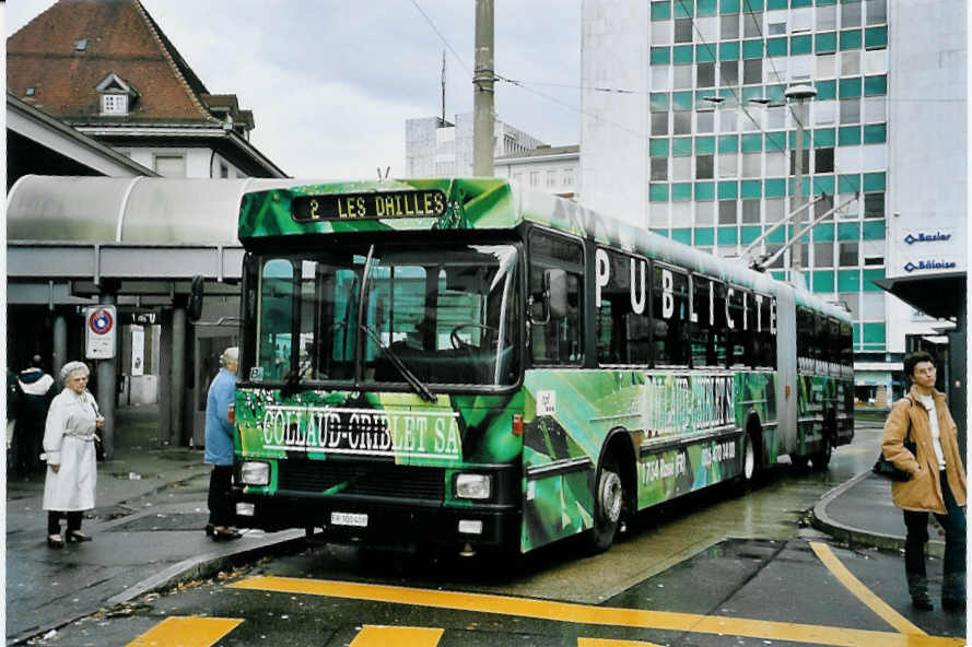 (057'308) - TPF Fribourg - Nr. 504/FR 300'408 - Volvo/Hess Gelenkduobus (ex TF Fribourg Nr. 104) am 3. November 2002 beim Bahnhof Fribourg