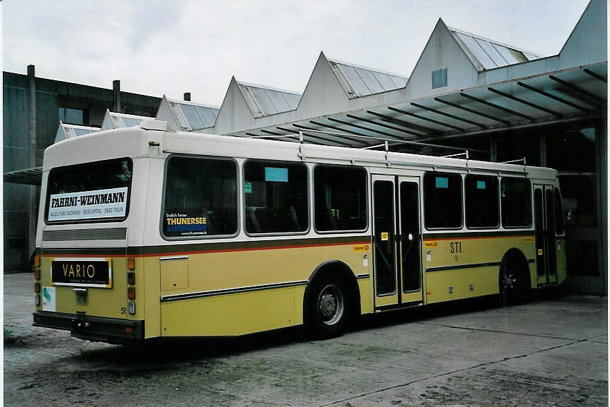 (057'333) - STI Thun - Nr. 51 - Saurer/R&J am 24. November 2002 in Thun, Garage