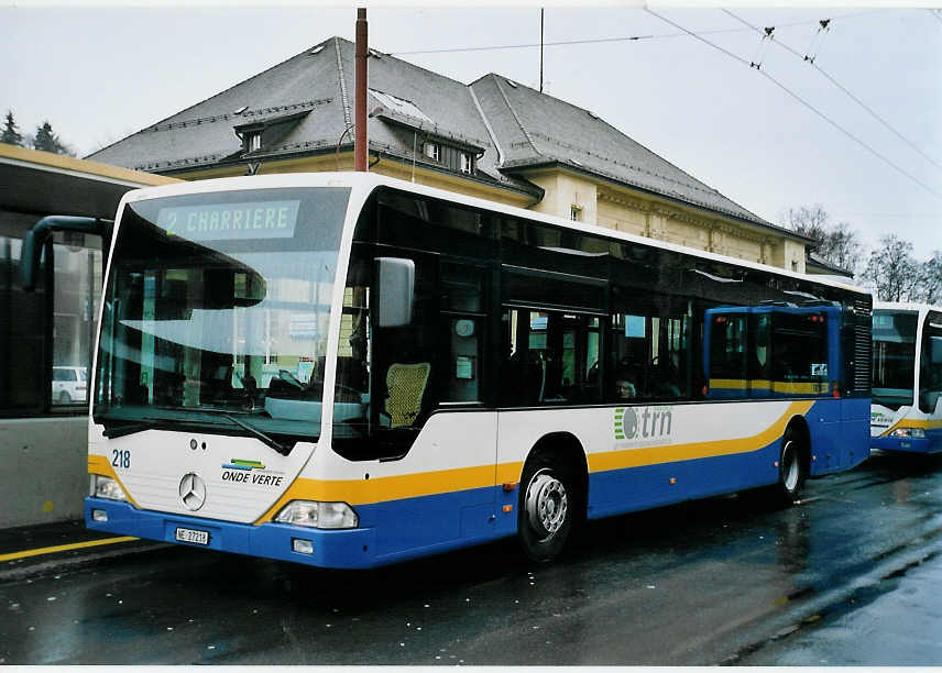 (057'402) - TC La Chaux-de-Fonds - Nr. 218/NE 27'218 - Mercedes am 30. November 2002 beim Bahnhof La Chaux-de-Fonds