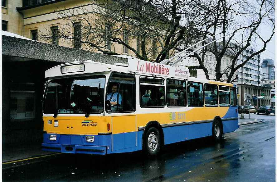 (057'404) - TC La Chaux-de-Fonds - Nr. 108 - FBW/Hess-Haag Trolleybus am 30. November 2002 beim Bahnhof La Chaux-de-Fonds