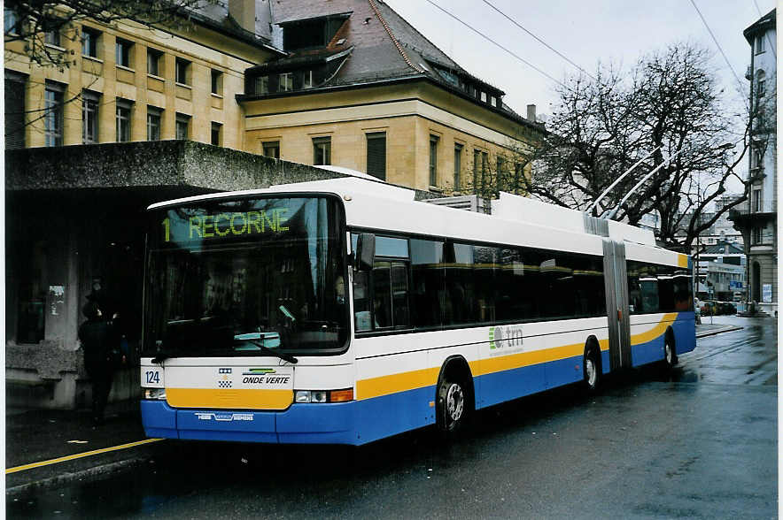 (057'410) - TC La Chaux-de-Fonds - Nr. 124 - NAW/Hess Gelenktrolleybus am 30. November 2002 beim Bahnhof La Chaux-de-Fonds