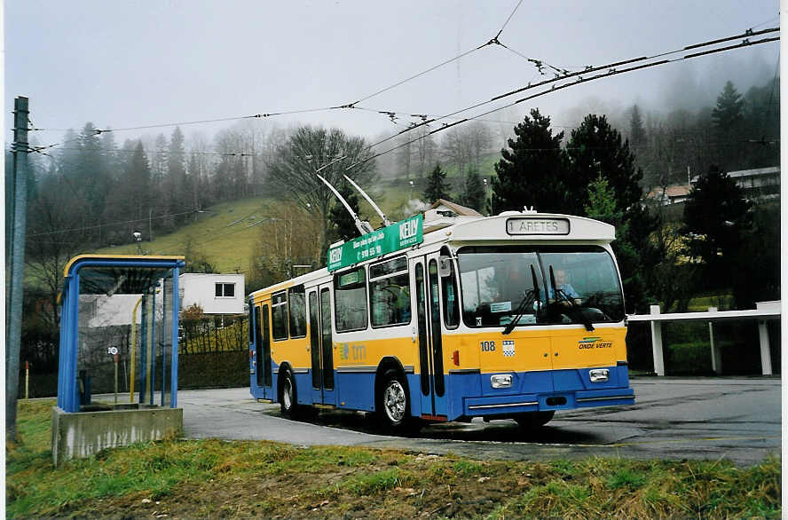 (057'419) - TC La Chaux-de-Fonds - Nr. 108 - FBW/Hess-Haag Trolleybus am 30. November 2002 in La Chaux-de-Fonds, Recorne