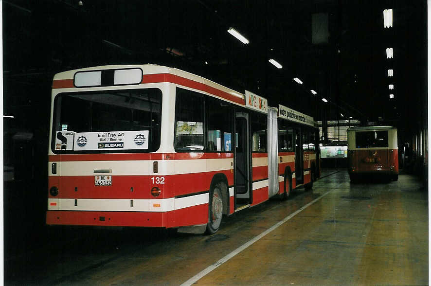 (057'516) - VB Biel - Nr. 132/BE 446'132 - Volvo/R&J am 30. November 2002 in Biel, Depot