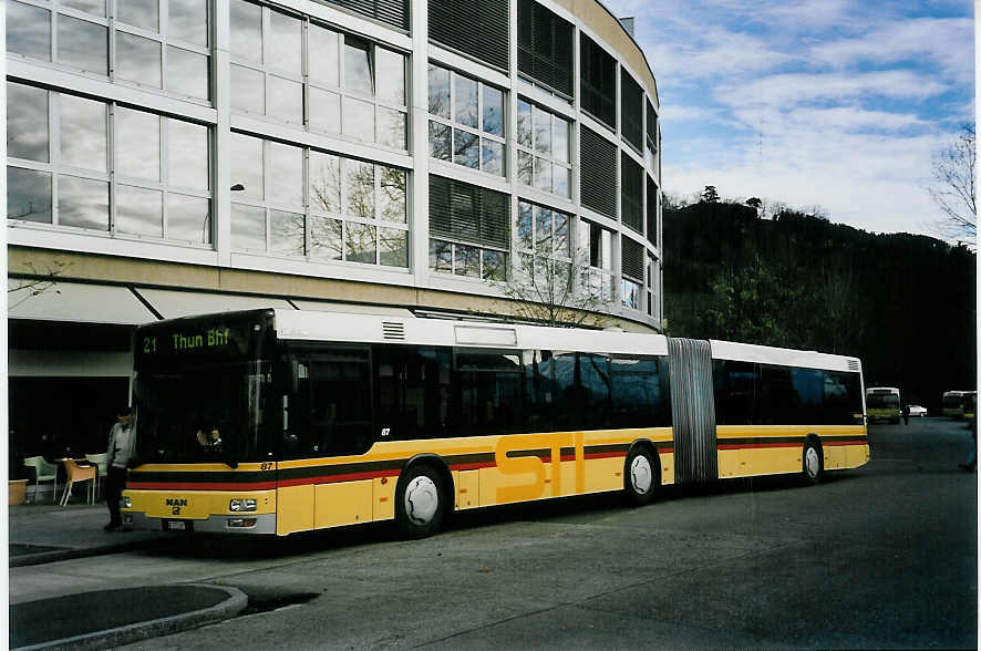 (057'521) - STI Thun - Nr. 87/BE 572'087 - MAN am 1. Dezember 2002 beim Bahnhof Thun