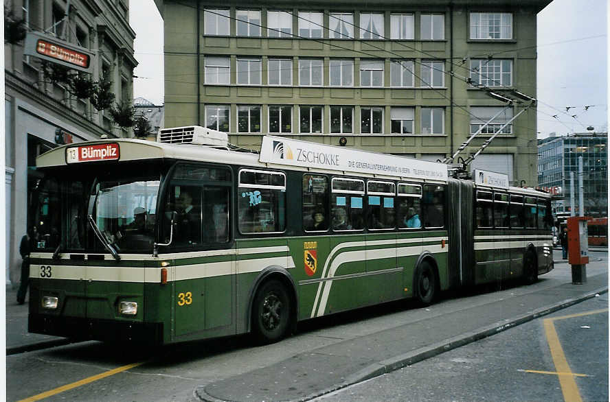 (057'601) - SVB Bern - Nr. 33 - FBW/Hess Gelenktrolleybus am 8. Dezember 2002 beim Bahnhof Bern