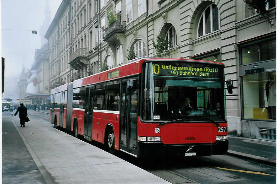 (057'621) - Bernmobil, Bern - Nr. 257/BE 572'257 - Volvo/Hess am 13. Dezember 2002 beim Bahnhof Bern