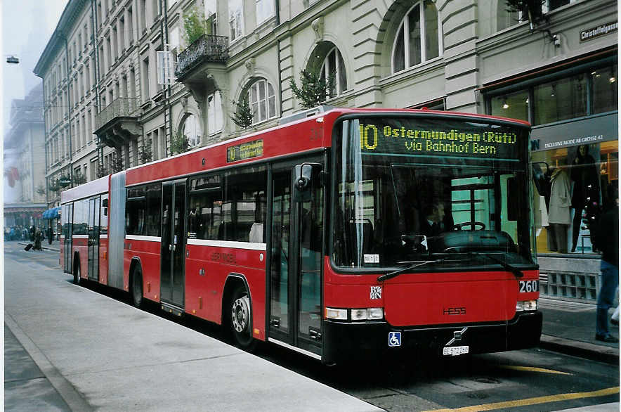 (057'627) - Bernmobil, Bern - Nr. 260/BE 572'260 - Volvo/Hess am 13. Dezember 2002 beim Bahnhof Bern