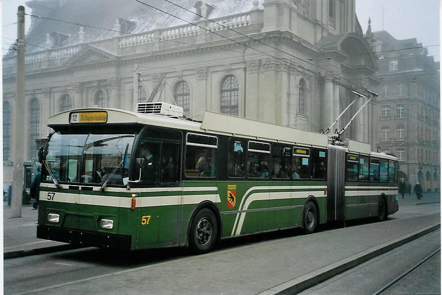 (057'628) - SVB Bern - Nr. 57 - FBW/Hess Gelenktrolleybus am 13. Dezember 2002 beim Bahnhof Bern