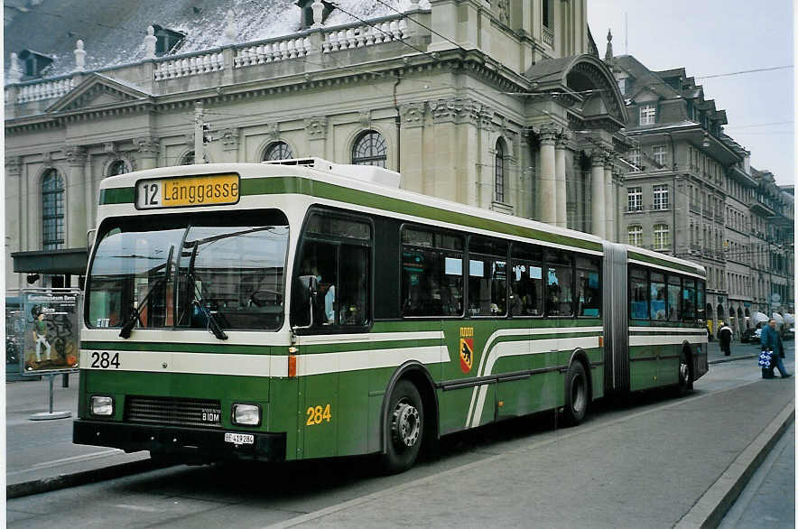 (057'630) - SVB Bern - Nr. 284/BE 419'284 - Volvo/R&J-Hess-Gangloff am 13. Dezember 2002 beim Bahnhof Bern